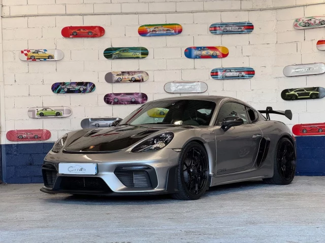 Ultime version trônant sur la gamme #718, cette #porsche #718gt4RS dispose du convoité #packweissach ! Gris argent GT, première main Française, jamais accidenté ni même de circuit, elle sort de révision et est immédiatement disponible ! #cobaltautomobiles #porsche #flat6 #porsche718 #gt4rs #biarritz #porschegt4rs