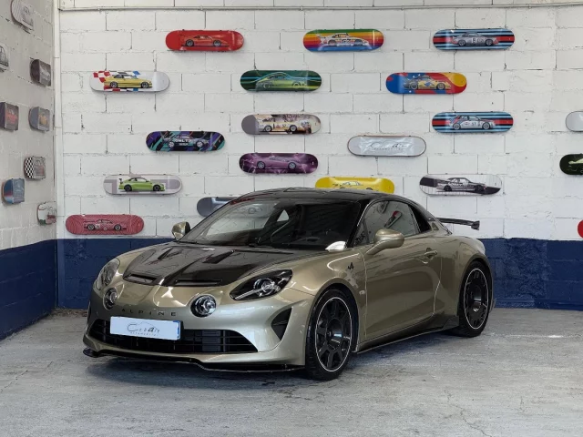 « Les configurations font les autos » est sûrement la phrase qui résumerait le mieux cette exceptionnelle #alpinea110r actuellement disponible chez nous ! Couleur héritage beige sable métallisé, 1600km, première main et surtout le châssis #0001 en font sûrement l’#alpine #a110r la plus collectionnable et désirable sur marché ! Disponible immédiatement ! #cobaltautomobiles #alpinea110 #turbo #renault #biarritz #paysbasque