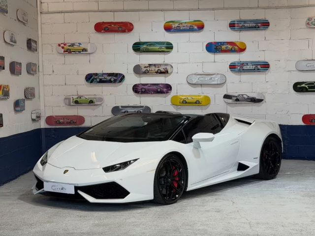 Bestiale ! C’est le moins qu’on puisse dire sur cette fabuleuse #lamborghini #huracanspyder ! Design taillé à la serpe, V10 atmosphérique procurant l’un des meilleurs bruits de sa génération, elle se montre aussi docile à conduire que généreuse en sensation ! À découvrir toute de suite sur notre site #cobaltautomobiles !